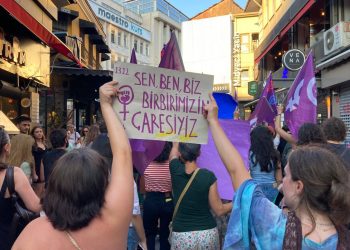 Kadın Cinayetlerine Karşı Feministler Kampanya Grubu'nun Ayşe Tokyaz cinayeti için Beşiktaş'ta yaptığı eylemden.