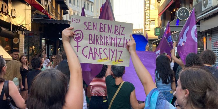 Kadın Cinayetlerine Karşı Feministler Kampanya Grubu'nun Ayşe Tokyaz cinayeti için Beşiktaş'ta yaptığı eylemden.